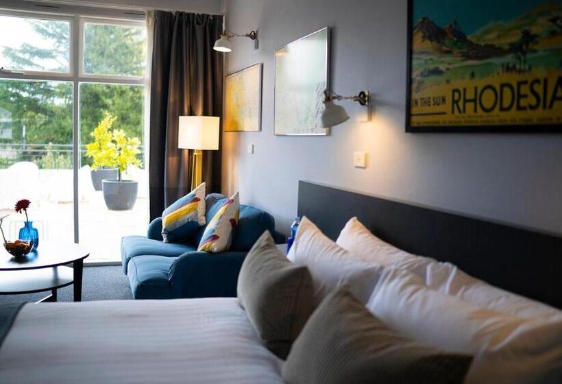 מיטת קינג בסוויטה, The Oriana Orange   Retro Hotel & Resort