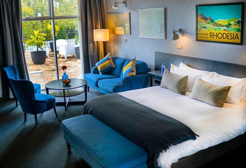 מיטת קינג בסוויטה, The Oriana Orange   Retro Hotel & Resort