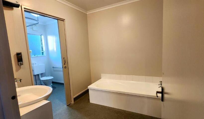 سوئیت 2 خوابه, Acorn Estate Motel