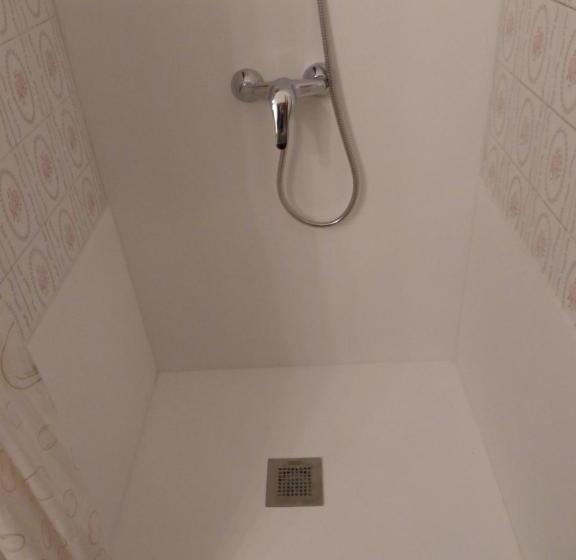 标准三人间, Hostal L´esplai