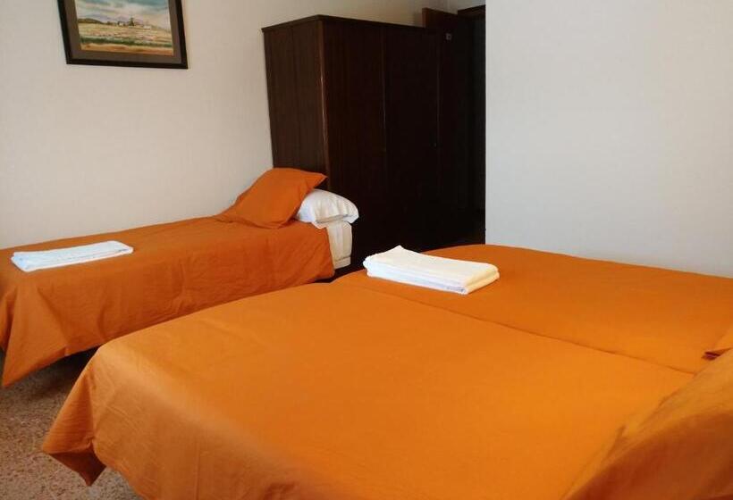 标准三人间, Hostal L´esplai