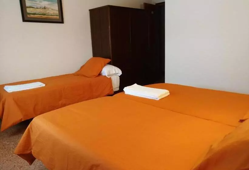 اتاق استاندارد سه نفره, Hostal L´esplai