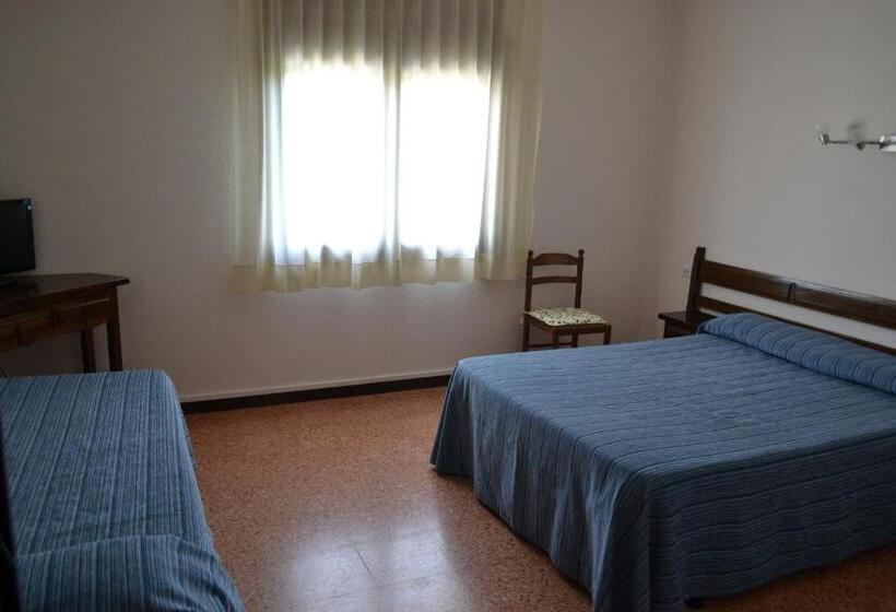 标准三人间, Hostal L´esplai