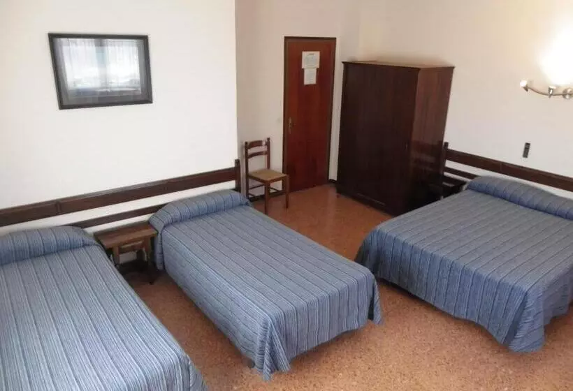 اتاق استاندارد چهار تخته, Hostal L´esplai