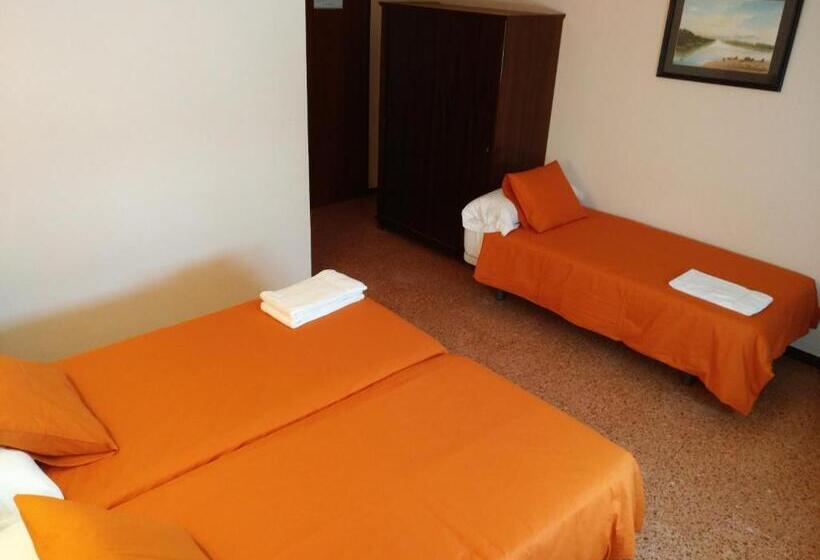 标准三人间, Hostal L´esplai