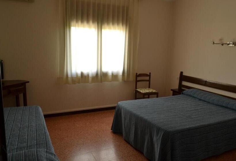 标准三人间, Hostal L´esplai