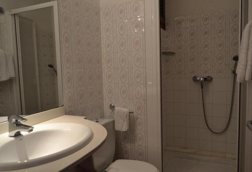 标准三人间, Hostal L´esplai