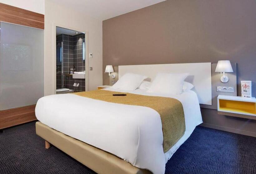 חדר סטנדרט לארבעה, Kyriad Prestige Pau – Palais Des Sports