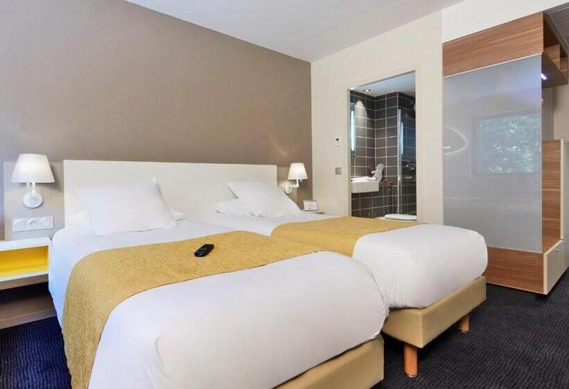 חדר סטנדרט לארבעה, Kyriad Prestige Pau – Palais Des Sports