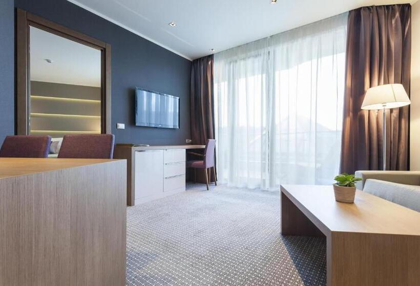 سوئیت با وان آب گرم, Premier Aqua  Adults Only