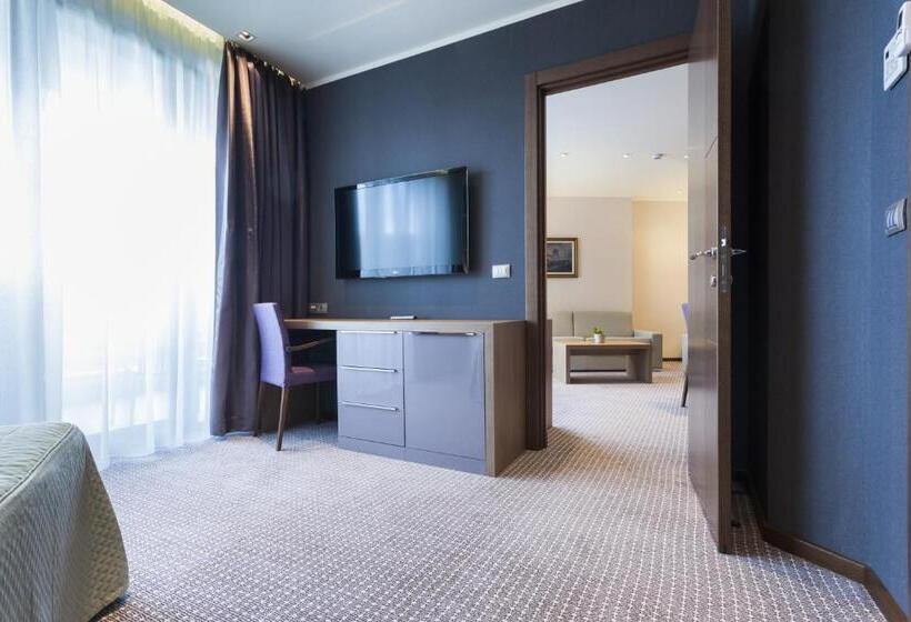 سوئیت با وان آب گرم, Premier Aqua  Adults Only