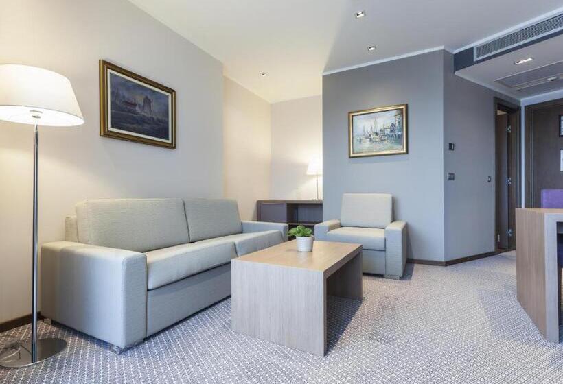 سوئیت با وان آب گرم, Premier Aqua  Adults Only