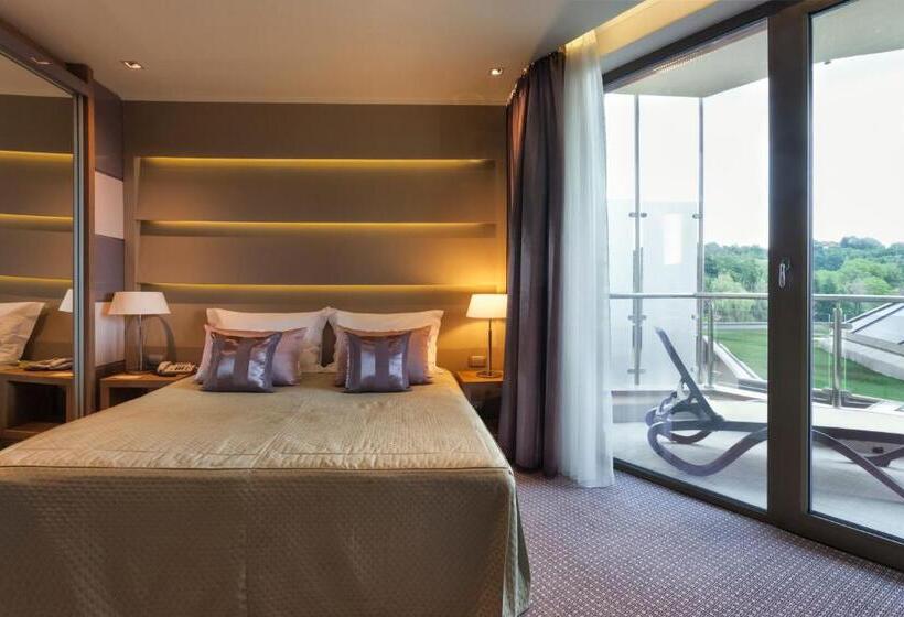 سوئیت با وان آب گرم, Premier Aqua  Adults Only