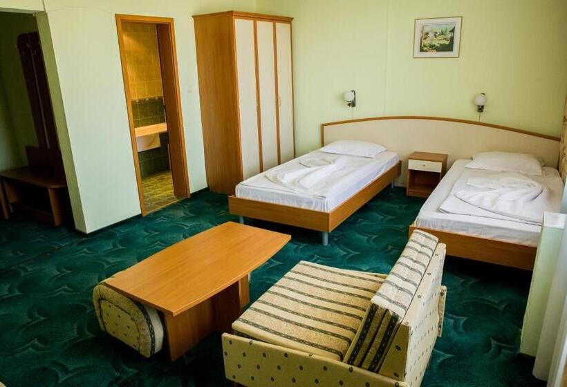 デラックスジュニアスイート, Struma