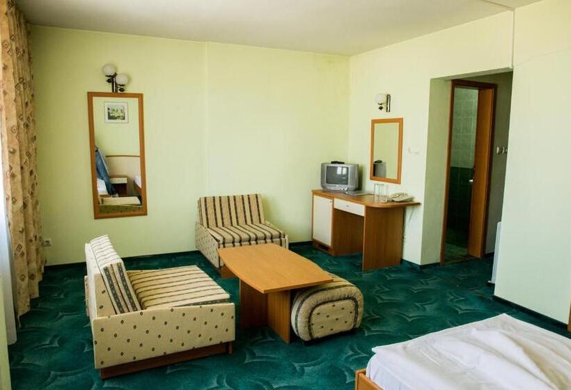 デラックスジュニアスイート, Struma