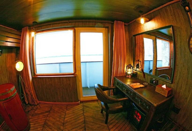 اتاق لوکس با چشم‌انداز شهر, Vintage Luxury Yacht