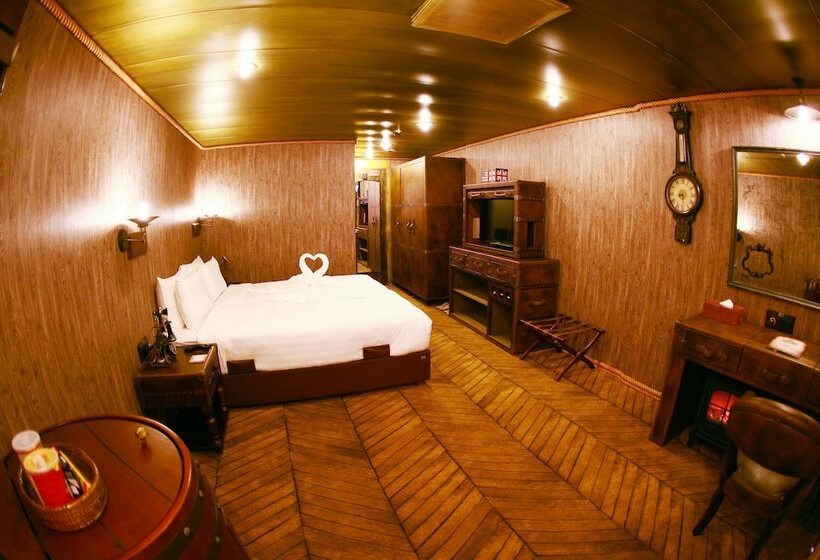 اتاق لوکس با چشم‌انداز شهر, Vintage Luxury Yacht