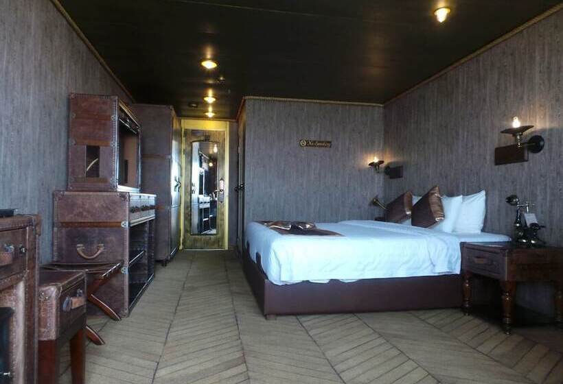 اتاق لوکس با چشم‌انداز شهر, Vintage Luxury Yacht