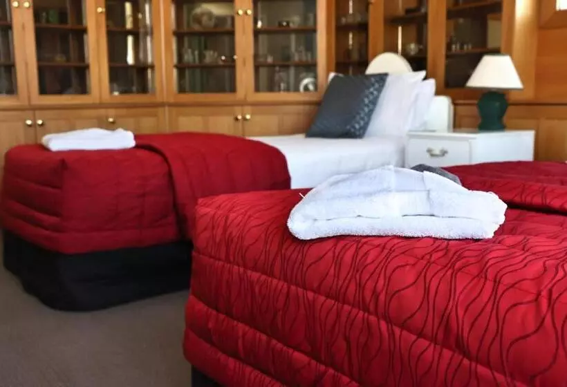 ویلای 4 خوابه, Baywatch Motor Lodge