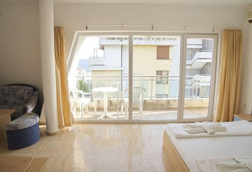 プールビュースタンダードステューディオ, Daisy Guest House