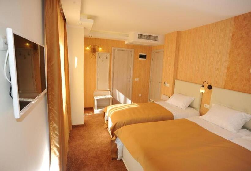 バルコニー付きスタンダードトリプルルーム, Adria