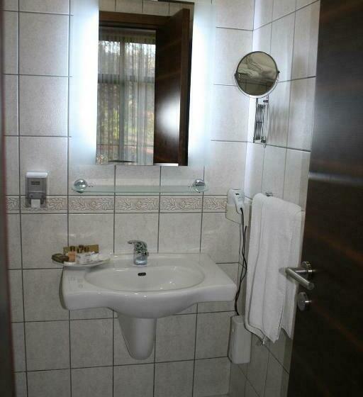 Standard Kolmen Hengen Huone Puutarhanäkymä, Nysa