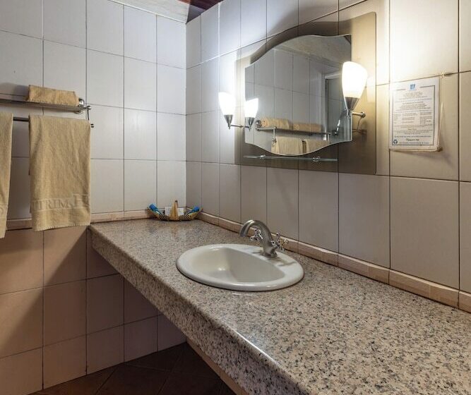 اتاق استاندارد سه نفره, Sentrim Amboseli Lodge