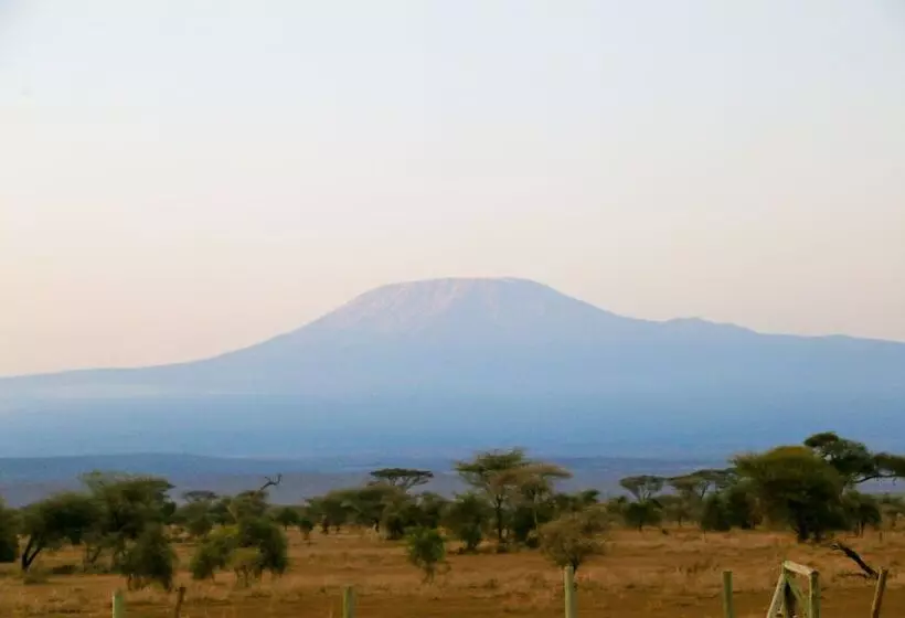اتاق استاندارد سه نفره, Sentrim Amboseli Lodge