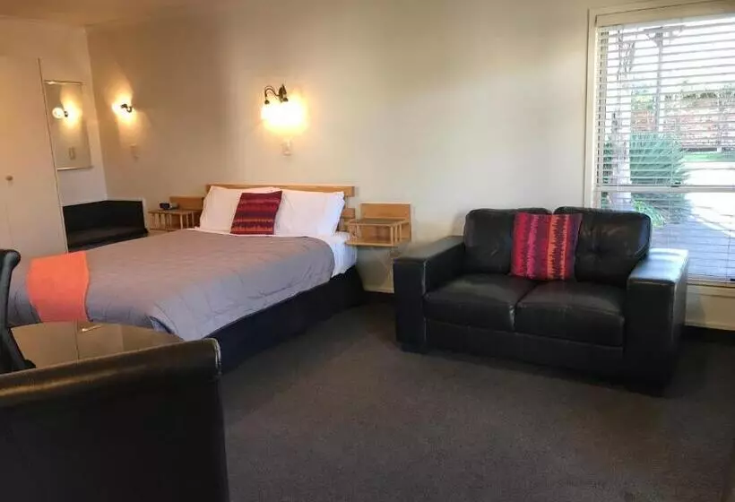 استودیوی استاندارد, Pacific Harbour Motor Inn