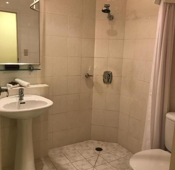 استودیوی استاندارد, Pacific Harbour Motor Inn