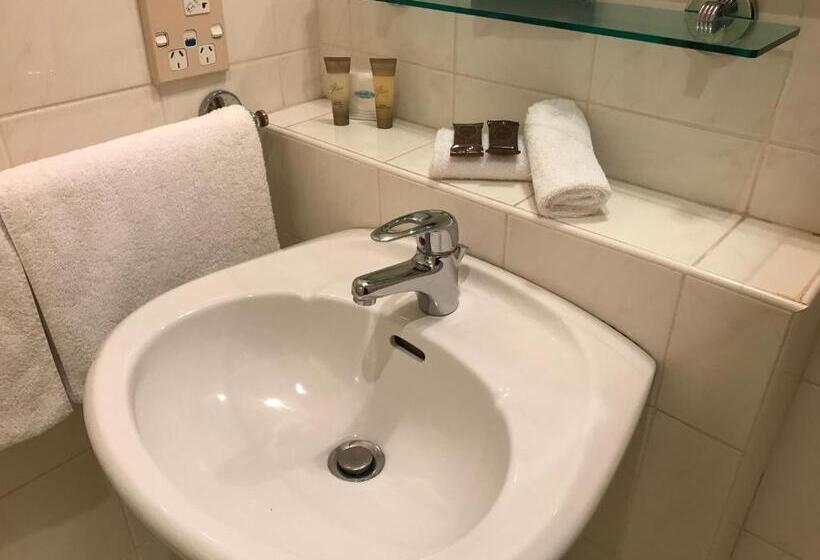 استودیوی استاندارد, Pacific Harbour Motor Inn