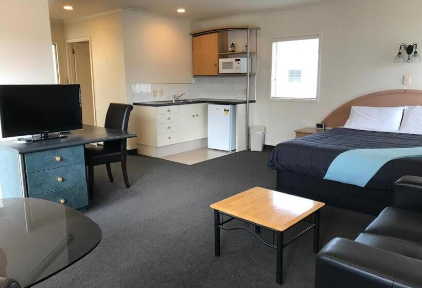 استودیوی استاندارد, Pacific Harbour Motor Inn