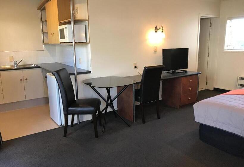 استودیوی استاندارد, Pacific Harbour Motor Inn