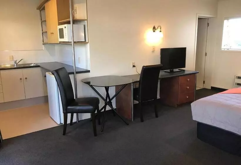 استودیوی استاندارد, Pacific Harbour Motor Inn