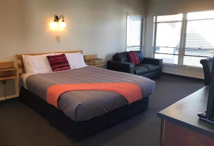 استودیوی استاندارد, Pacific Harbour Motor Inn
