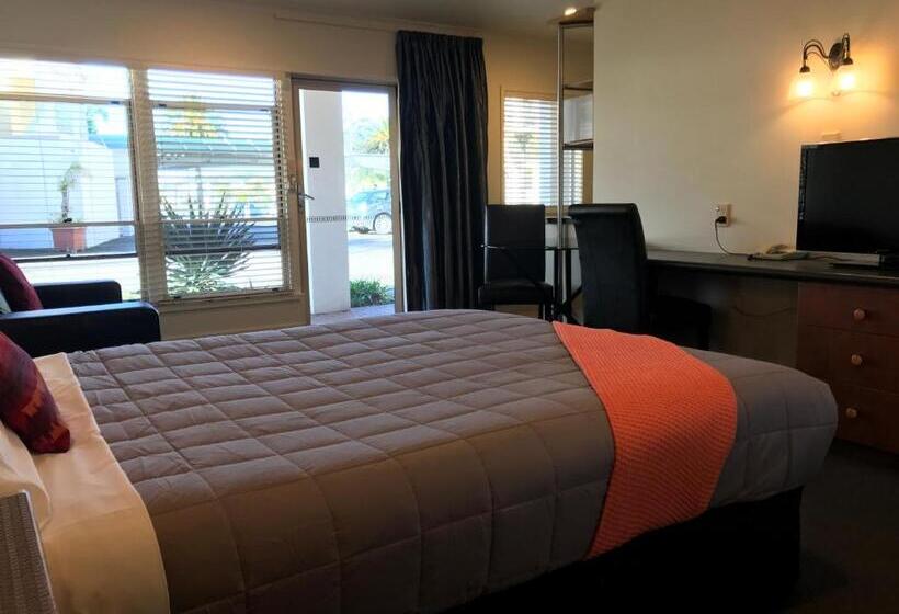 استودیوی استاندارد, Pacific Harbour Motor Inn