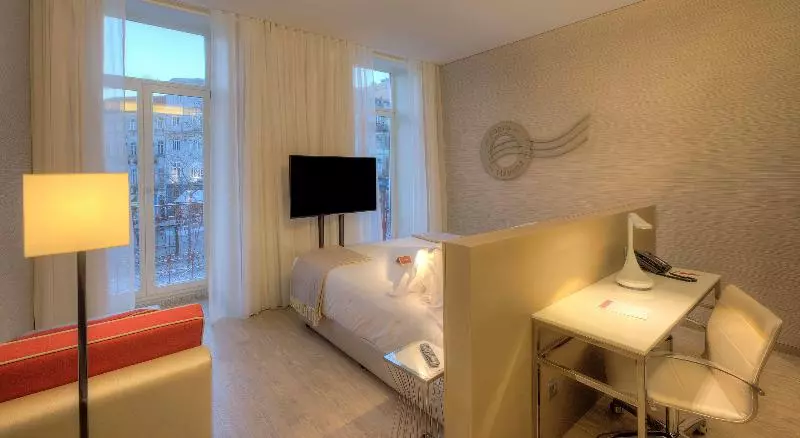 استودیوی استاندارد, Pacific Harbour Motor Inn