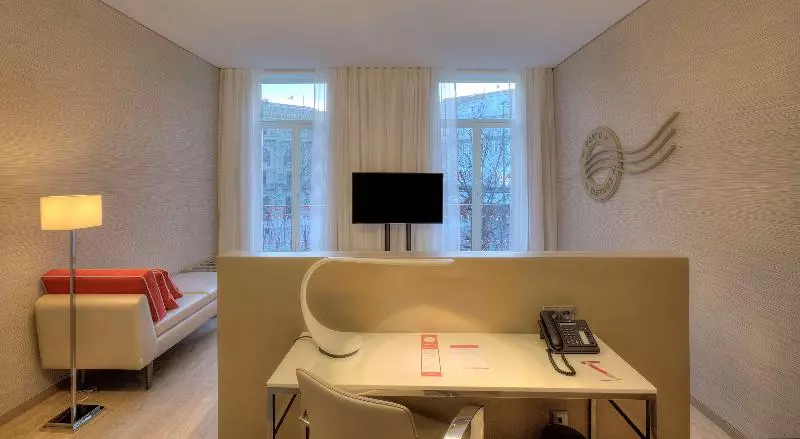 استودیوی استاندارد, Pacific Harbour Motor Inn