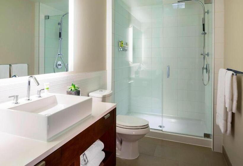 带大床的套房, Element By Westin Vancouver Metrotown
