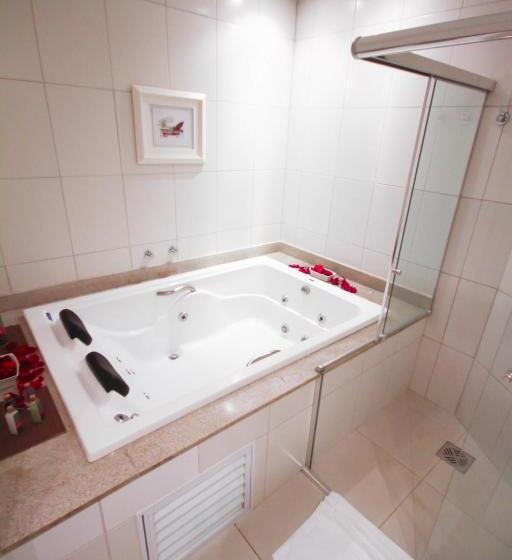 带按摩浴盆的套房, Gales Park