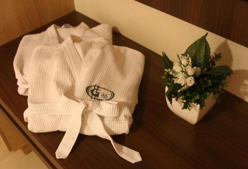 带按摩浴盆的套房, Gales Park