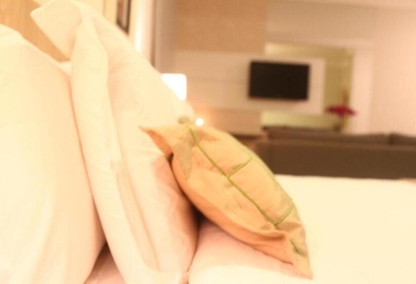 带按摩浴盆的套房, Gales Park