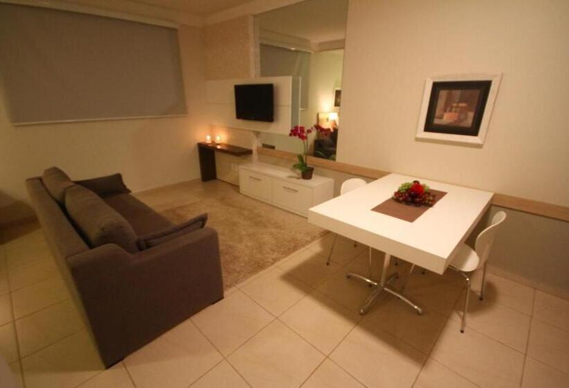 带按摩浴盆的套房, Gales Park