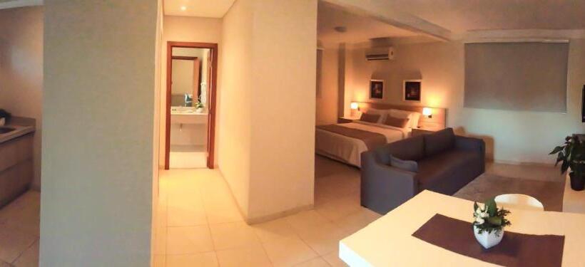 带按摩浴盆的套房, Gales Park