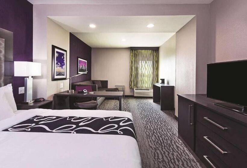 اتاق استاندارد با تخت بزرگ برای معلولان, La Quinta Inn & Suites By Wyndham College Station South