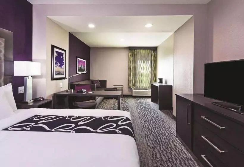 اتاق استاندارد با تخت بزرگ برای معلولان, La Quinta Inn & Suites By Wyndham College Station South
