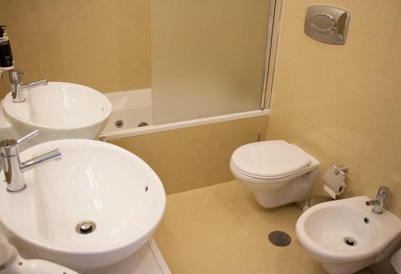 اتاق خانوادگی, Charming House Marques