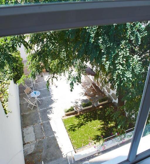 سوییت با چشم‌انداز باغ, Charming House Marques