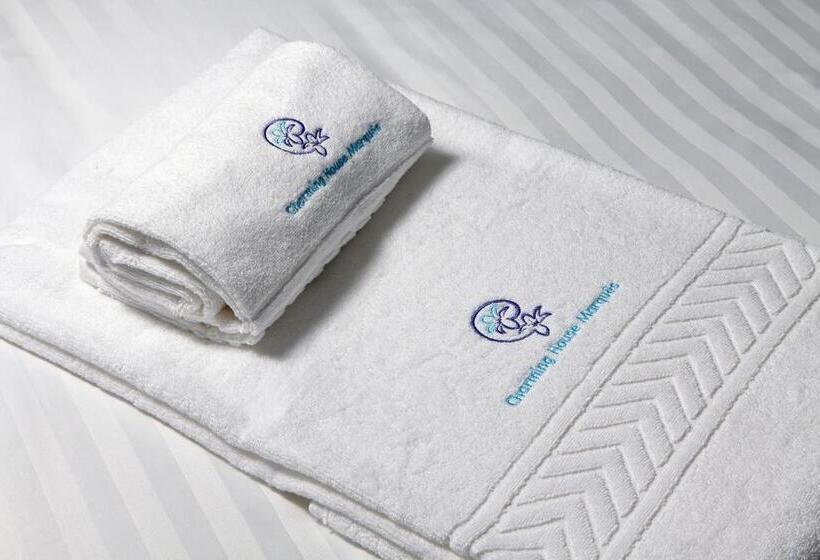 سوییت با چشمانداز باغ, Charming House Marques