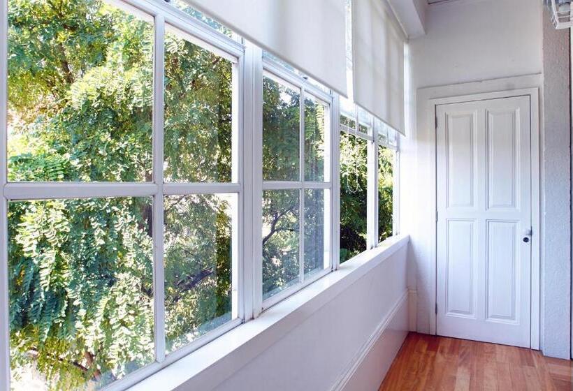 سوییت با چشمانداز باغ, Charming House Marques